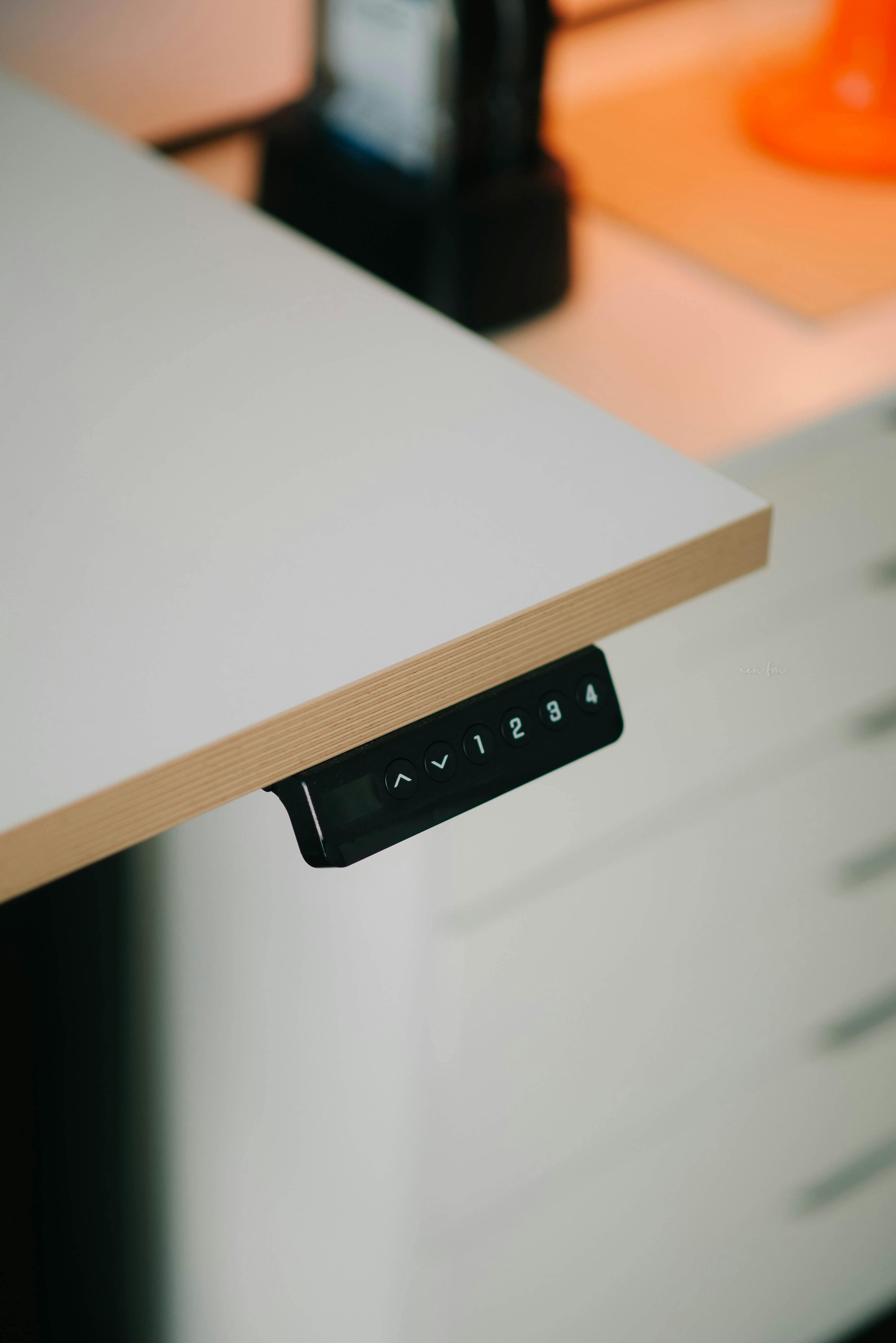 Jak wybrać fotel do pracy stojąco-siedzącej? Kompletny przewodnik