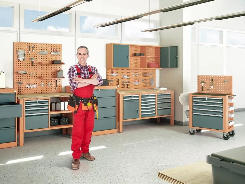 Stół warsztatowy na kółkach czy bez? Jak wybrać idealny stół warsztatowy do swojego warsztatu